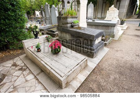 Grave Of Simone Signoret And Yves Montand