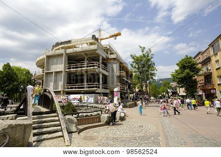 The Construction Of A Modern Shopping Mall