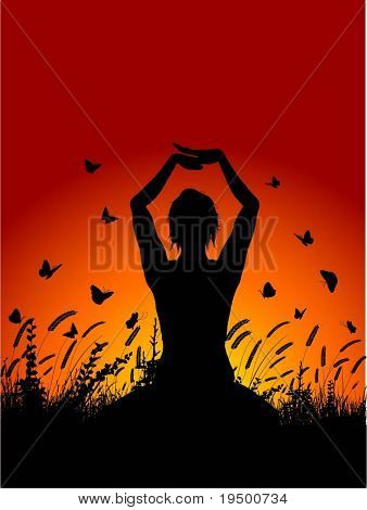 Silhueta de uma mulher em uma pose de yoga contra um céu do sol