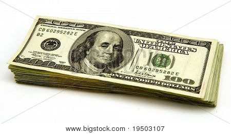 กองซ้อนของร้อยดอลลาร์ตั๋วแยกบนพื้นหลังสีขาว