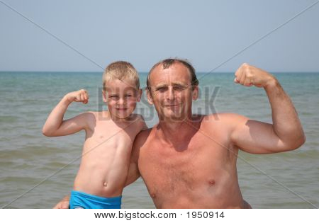 Dede ve torunu Bicepses göster
