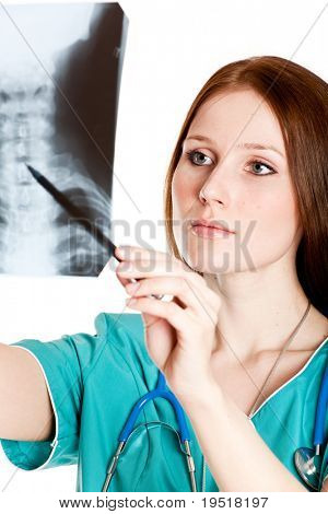 Hezká žena doktor při pohledu na obrázek xray