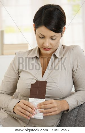 期待她手里的巧克力有罪的女人。?