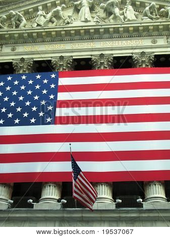 アメリカの国旗に覆われたニューヨーク証券取引所のファサードのビュー。（ニューヨーク市）