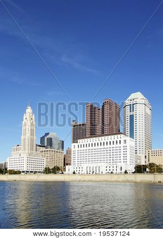 Columbus, Ohio skyline e il fiume Scioto.