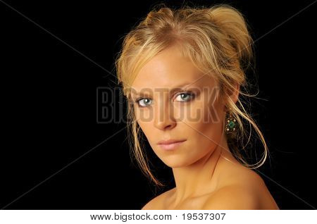 Portret van mooie blonde vrouw geïsoleerd op zwarte achtergrond.