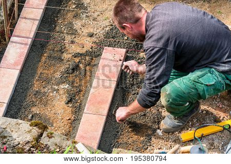 Nahaufnahme Bauarbeiter bei der Herstellung einer Maurer aus Ziegelsteinen auf der Baustelle.