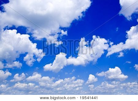Natur-Hintergrund. Weiße Wolken über blauer Himmel