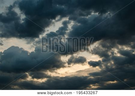 Bright Cumulus obloka in sunset light after the rain