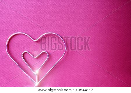 Fucsia 배경으로 금속 심장