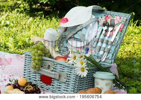 picnic in the style of shabby chic.