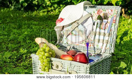 picnic in the style of shabby chic.
