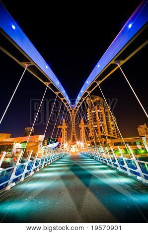 Un ponte con luci colorate a tempo di notte