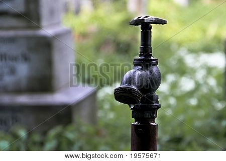 Robinet d'eau et le robinet dans un cimetière