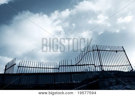 Antigo portão com céu aberto e nuvens