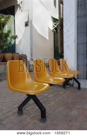 Oranssit tuolit