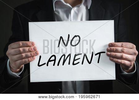 Man shows a written sheet no lament