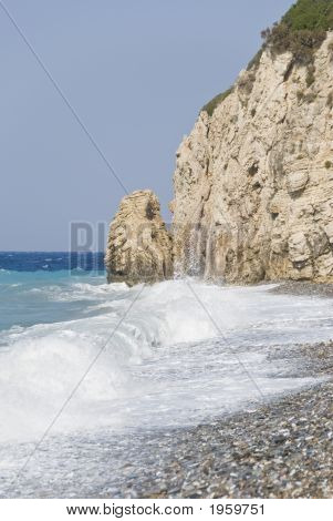 파도가 바위에 대 한 속보