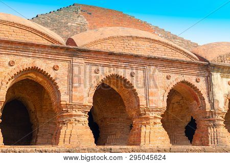 Arches Of Rasmancha, Oldest Brick Temple Of India -tourist Attraction In Bishnupur, West Bengal, Ind