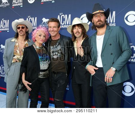 LAS VEGAS - APR 7:  Cameron Duddy, Tanya Tucker, Dennis Quaid, Mark Wystrach, Jess Carson at the 54th Academy of Country Music Awards at the MGM Grand Garden Arena on April 7, 2019 in Las Vegas, NV