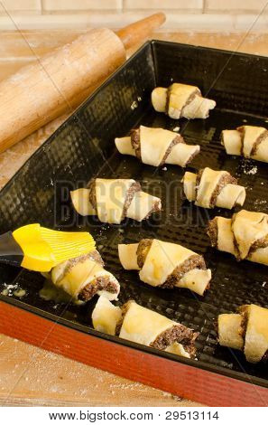 オーブンに調理された生 Rugelach (ユダヤ人のペストリー)