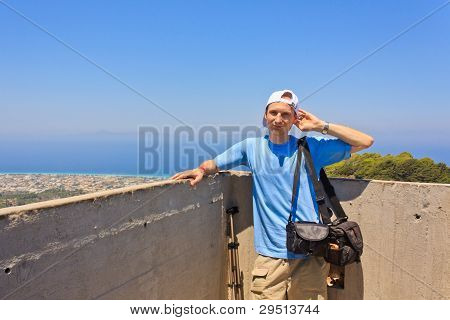 Mann mit einem Foto-Taschen