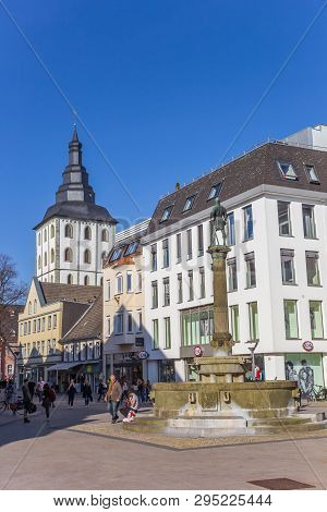Lippstadt, Germany - March 22, 2019: Statue In A Shopping Street In Lippstadt, Germany