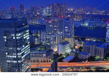 Paisaje urbano en el barrio de Minato, Tokio, Japón.