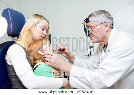 Esame otitus medica di un bambino a un medico di orecchio naso gola