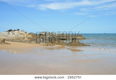 Skalisty brzeg plaży Yorkeys Knob