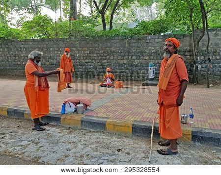 Tiruvanamalai, India - 11 december 2019: Sadhus in the streets in Tiruvanamalai in India