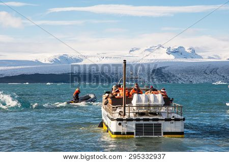 Jokulsarlon Iceland - Oktober 7. 2018: Amphibious Boat At Jokulsarlon Glacier Lagoon