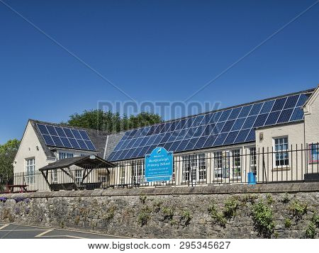 28 May 2018: Buckfastleigh, Devon, Uk - Buckfastleigh Primary School, With Its Roof Covered In Solar