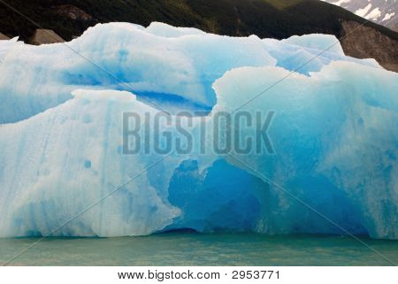 ภูเขาน้ำแข็งใน Lake Argentino ใกล้ Upsala กลาเซียร์