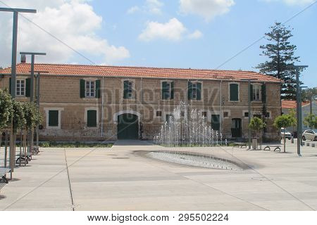 Paphos, Cyprus, April 11th, 2019: Fountain On Kennedy Square In Pano Paphos (ktima) On A Sunny Day