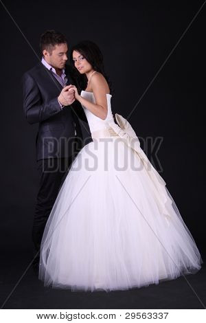 Amorevole in piedi coppia in studio