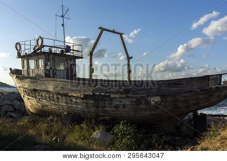 Chernomorets, Bulgaria - August 11, 2018:  Amazing Sunset Seascape Of Port Of Chernomorets, Burgas R