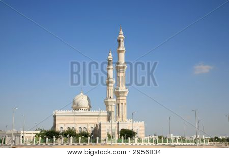 Mesquita contra o céu azul