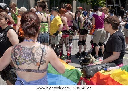 Ženské bruslaři z Toronta Roller Derby chystá pro procesí v Torontu G
