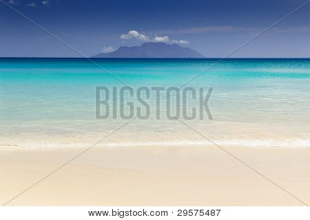 Vackra Surfing tropisk sandstrand på soliga sommardag