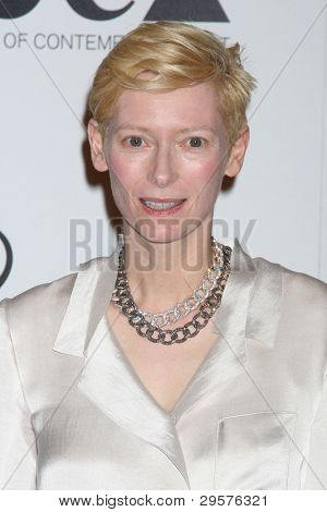 LOS ANGELES - JAN 30: Tilda Swinton arriva all'apertura Boutique Pomellato presso Pomellato Boutique su 