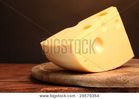 ? heese su tavola di legno nella stanza