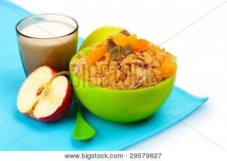 leckere Cornflakes in grüner Schale, Äpfel und Glas Milch, isoliert auf weiss