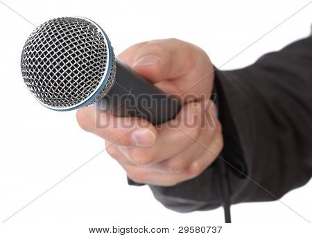 Mans kezében egy mikrofon, egy interjú lefolytatása