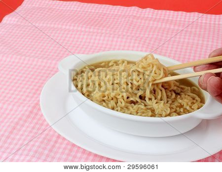 chinesische Nudel-Suppe essen