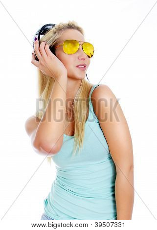 Młoda kobieta słuchanie muzyki w słuchawkach. Na białym tle.