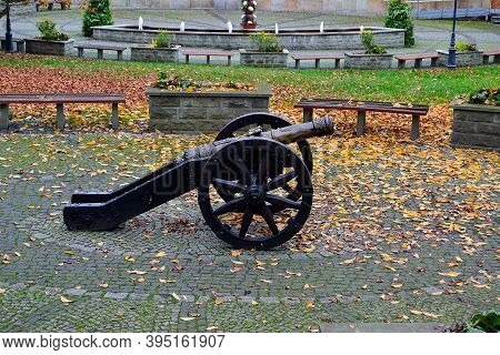 Picture Depicting Autumn In The Castle Park With A Historic Cannon In The City Of Cieszyn, Poland