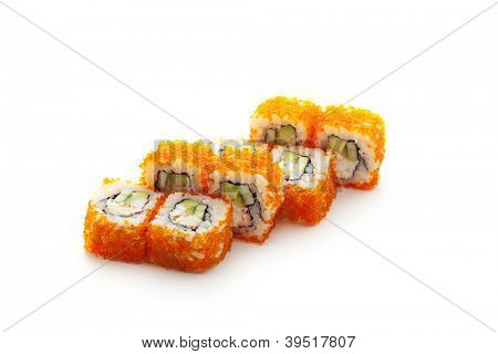 California Maki Sushi z Masago - Roll z mięsa kraba, awokado, ogórek, wewnątrz. Masago (pachniał