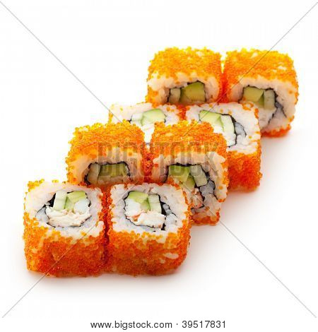 California Maki Sushi z Masago - Roll z mięsa kraba, awokado, ogórek, wewnątrz. Masago (pachniał