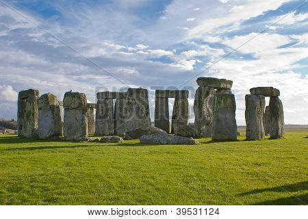 Stonehenge Under en blå og overskyet himmel